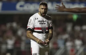 <p>Campinas, SP, 27 (AFI) – O <strong>atacante Lucas Pratto</strong>, conhecido dos torcedores do <strong>Atlético-MG</strong> e <strong>São Paulo</strong>, acertou a rescisão antecipada de contrato com o <strong>Olímpia</strong>, do Paraguai. Aos 37 anos, o argentino marcou só um gol em 18 jogos nesta temporada, encerrando sua passagem pelo clube antes do previsto.</p>
<p>O vínculo de Pratto iria até dezembro, mas o jogador decidiu sair após pouco brilho em campo. Ele chegou ao <strong>futebol paraguaio</strong> no início de 2023, conquistando um título nacional, com 58 partidas, seis gols e duas assistências pelo Olímpia. O único gol de 2024 saiu em 16 de fevereiro.</p>
<h2 class=